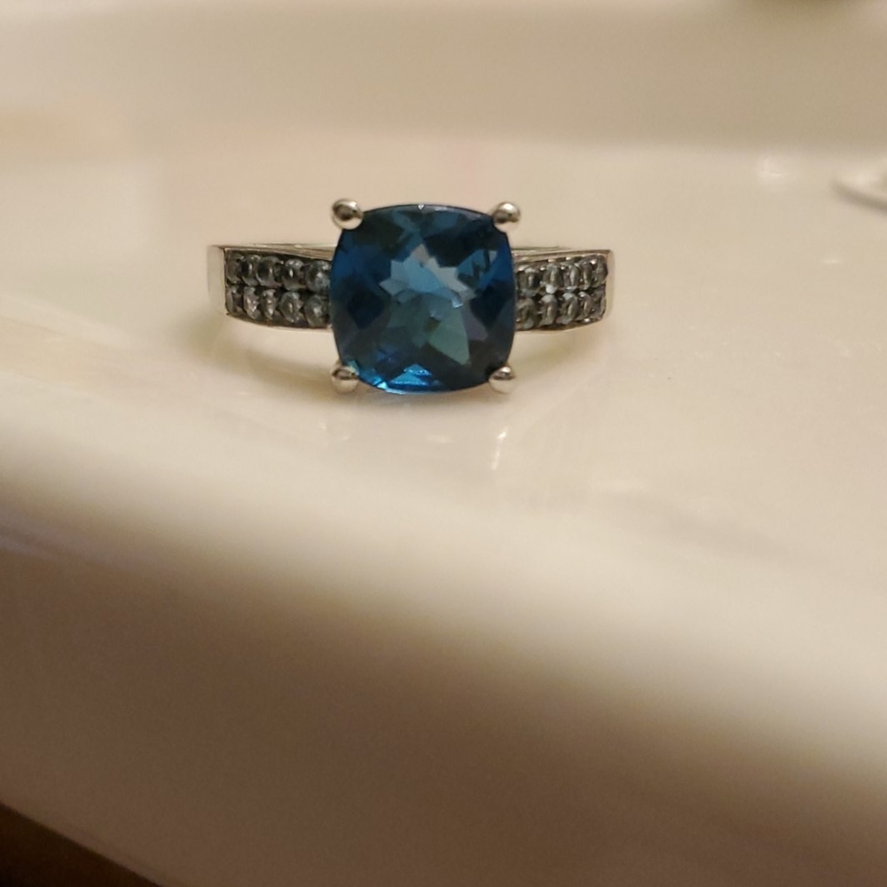 Ring - Picture 2 of 5